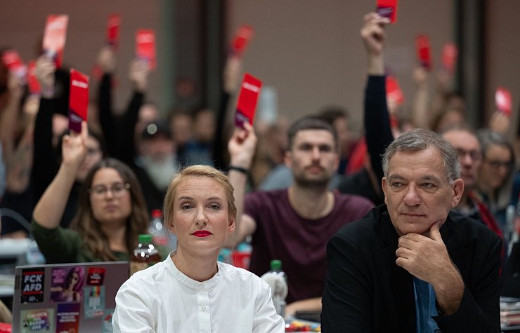 Delegierte heben Stimmkarten: Wahl des neuen Vorsitzes auf Linken-Parteitag - © Hendrik Schmidt/dpa