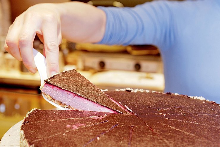 Chia-Samen oder Lupinenmehl sind eine Alternative, wenn der Kuchen ohne Eier auskommen soll. - © Monique Wüstenhagen/dpa-tmn