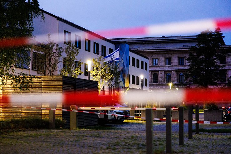 Auch am Freitag waren Bereiche um das Konsulat abgesperrt. - © Matthias Balk/dpa