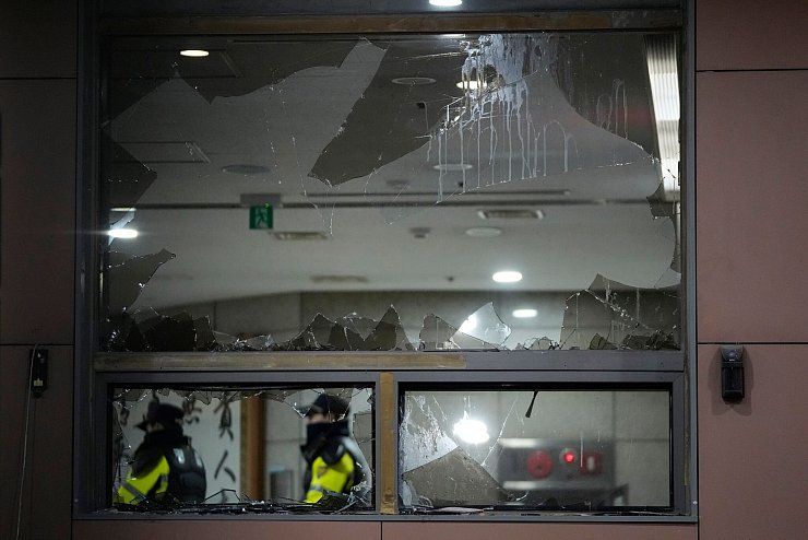 Wütende Demonstranten zerschlugen Scheiben des Gerichts in Seoul. - © Ahn Young-joon/AP/dpa