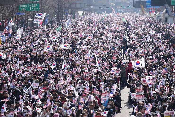Tausende Menschen gingen in Seoul für Yoon auf die Straße. - © Lee Jin-man/AP/dpa