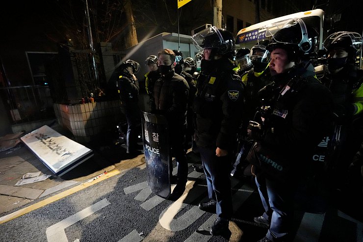 Die Polizei stellte sich den Demonstranten vor dem Gerichtsgebäude in Seoul in den Weg. - © Ahn Young-joon/AP/dpa