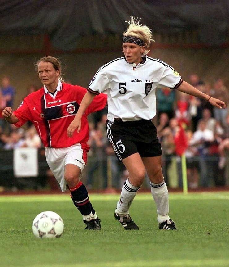 Doris Fitschen (r) galt als eine der besten Spielerinnen ihrer Generation. - © Stringer/dpa