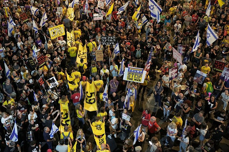 Tausende Menschen in Israel fordern ein Gaza-Abkommen. (Archivbild) - © Oded Balilty/AP/dpa