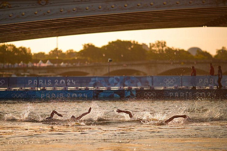 Nachdem es während Olympia Schwimmwettkämpfe in der Seine gab, soll ab diesem Sommer die Bevölkerung wieder in dem Fluss schwimmen dürfen. (Archivbild) - © David Goldman/AP/dpa