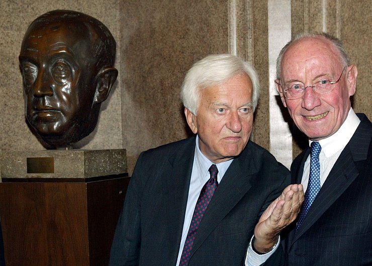 Edzard Reuter, ehemaliger Vorstandsvorsitzender der Daimler-Benz AG, ist am 27. Oktober 2024 im Alter von 96 Jahren in Stuttgart gestorben - hier mit Altbundespräsident Richard von Weizsäcker. - © Wolfgang Kumm/dpa