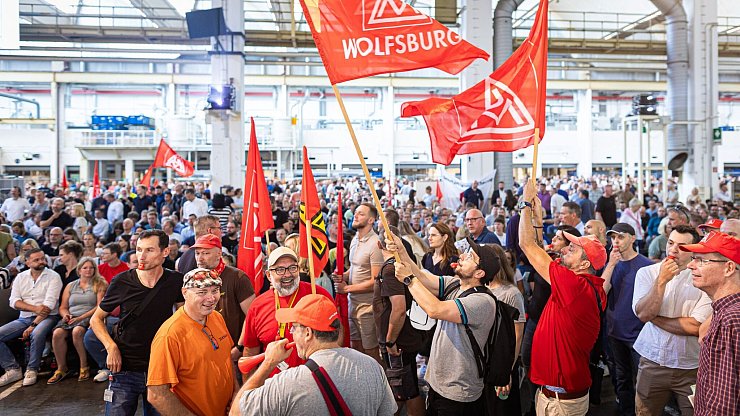 Auf der Betriebsversammlung in Wolfsburg begrüßen Mitarbeiter den Vorstand mit scharfem Protest gegen die jüngsten Sparpläne. - © Moritz Frankenberg/dpa Pool/dpa