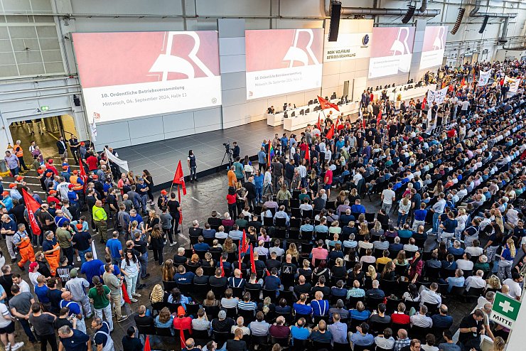 Auf der Betriebsversammlung in Wolfsburg begrüßen Mitarbeiter den Vorstand mit scharfem Protest gegen die jüngsten Sparpläne. - © Moritz Frankenberg/dpa Pool/dpa
