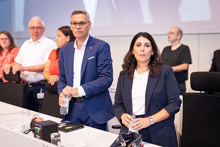 Auf der Betriebsversammlung in Wolfsburg kündigen IG Metall und Betriebsrat erbitterten Widerstand gegen die jüngsten Sparpläne an. - © Moritz Frankenberg/dpa Pool/dpa
