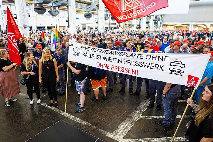 Auf der Betriebsversammlung in Wolfsburg begrüßen Mitarbeiter den Vorstand mit scharfem Protest gegen die jüngsten Sparpläne. - © Moritz Frankenberg/dpa Pool/dpa