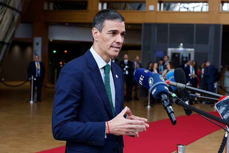 Sánchez ist im Umgang mit Israel nicht auf dem Kurs von Merz. - © Omar Havana/AP/dpa