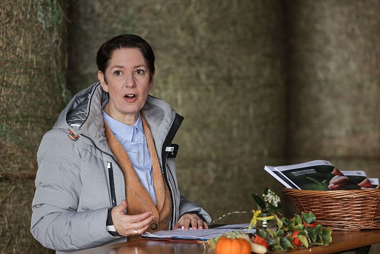 NRW-Agrarministerin Silke Gorißen (CDU) stellt die Pflanzenschutz-Strategie vor. - © Oliver Berg/dpa