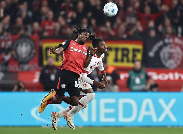 Jeremie Frimpong (l) machte ein starkes Spiel für Bayer Leverkusen. - © Rolf Vennenbernd/dpa
