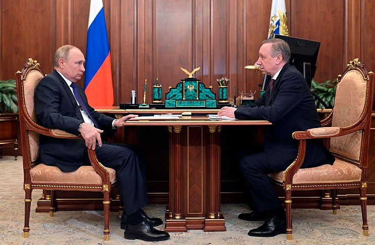 Der russische Präsident Wladimir Putin (links) gilt als Garant dafür, dass in seiner Heimatstadt St. Petersburg der von ihm eingesetzte Gouverneur Alexander Beglow die Kremllinie durchdrückt. (Archivbild) - © Alexei Nikolsky/Pool Sputnik Kremlin/AP/dpa