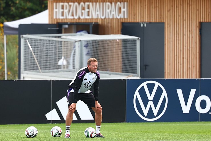 Julian Nagelsmann, hier beim Training, steht vor seinem 14. Länderspiel als Bundestrainer. - © Daniel Karmann/dpa