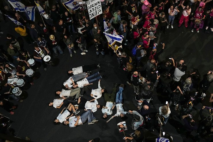 Israelis in Tel Aviv demonstrieren für ein Geisel-Abkommen. - © Maya Alleruzzo/AP