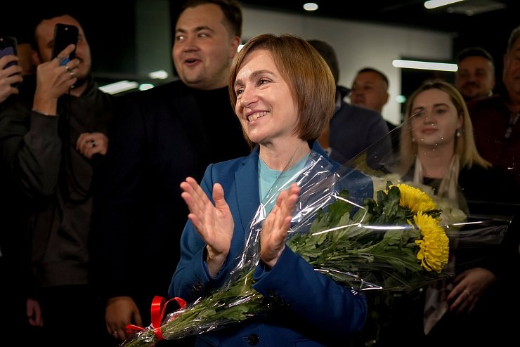 Sandu feiert mit Anhängern. - © Vadim Ghirda/AP/dpa