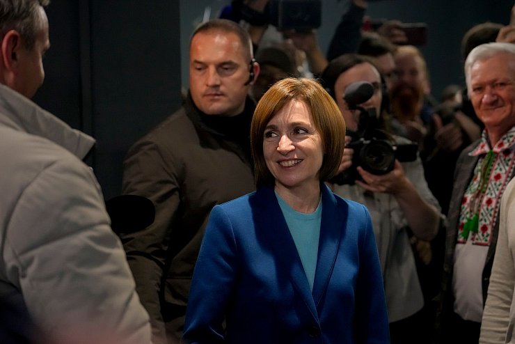 Sandu feiert mit ihren Anhängern. - © Vadim Ghirda/AP/dpa