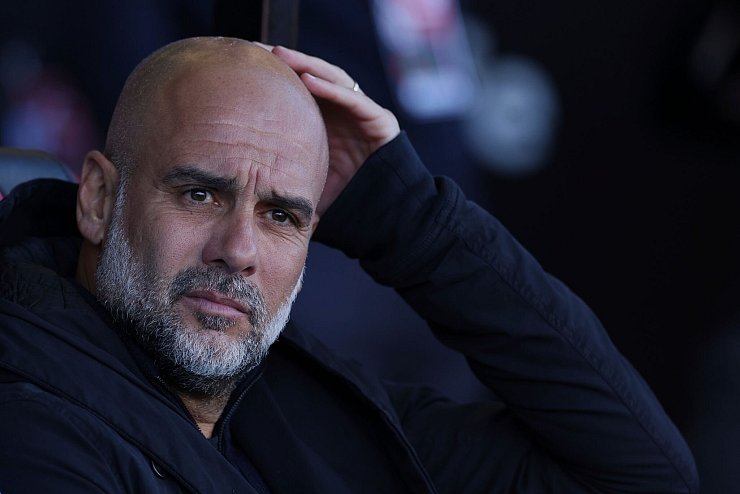 Pep Guardiola mühte sich mit Manchester City in die nächste Runde. - © Ian Walton/AP/dpa