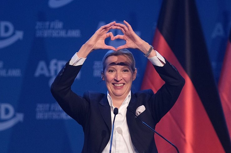 AfD-Chefin Alice Weidel wird von Anhängern gefeiert. - © Sebastian Willnow/dpa