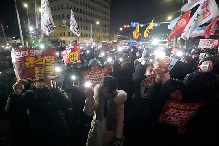 Die Menge vor dem Parlament protestierte lautstark gegen Yoons Vorgehen. - © Ahn Young-joon/AP/dpa