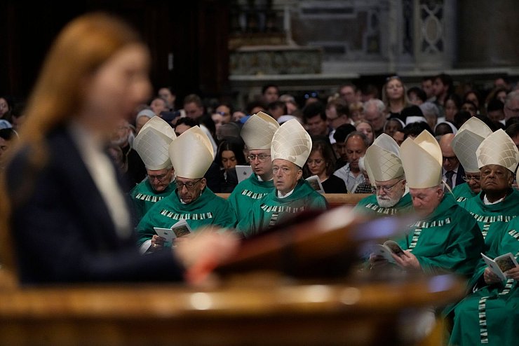 Die Weltsynode wurde am Sonntag mit einer Festmesse abgeschlossen. - © Gregorio Borgia/AP/dpa
