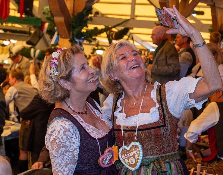 Michaela May (l.) und Jutta Speidel machen ein Selfie. - © Stefan Puchner/dpa