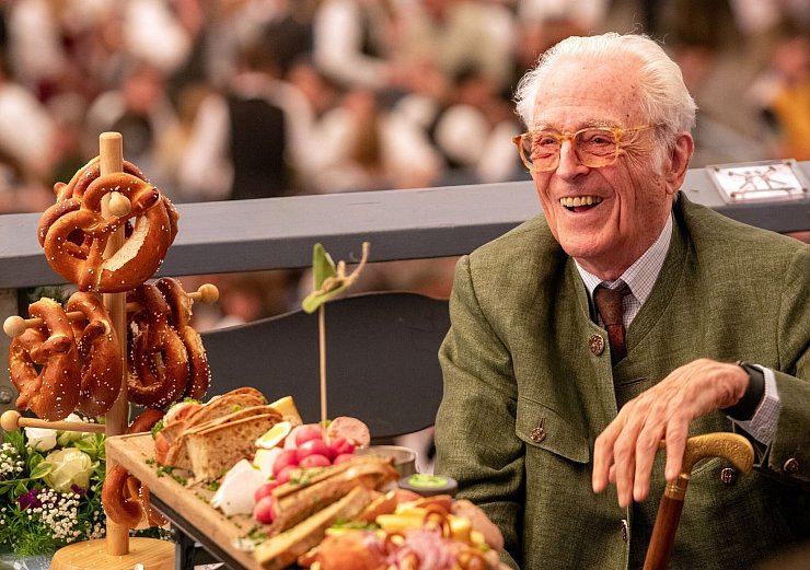 Franz Herzog von Bayern genießt die Wiesn-Stimmung. - © Stefan Puchner/dpa