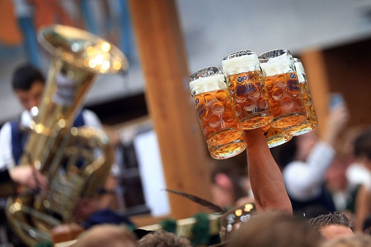 Prost - das Bier wird in Maßkrügen ausgeschenkt. - © Karl-Josef Hildenbrand/dpa