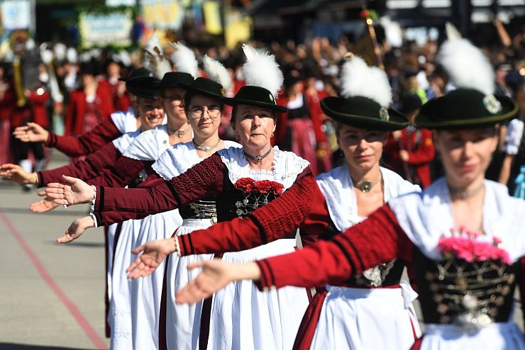 Trachtlerinnen ziehen auf die Theresienwiese. - © Felix Hörhager/dpa