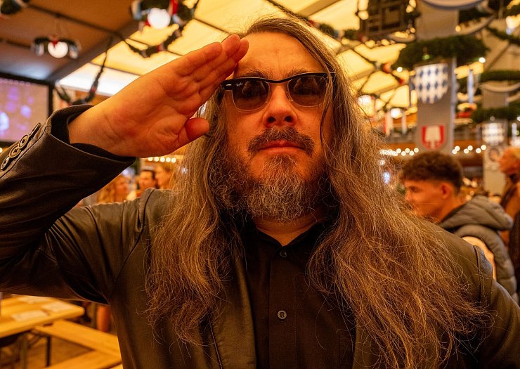 "O\\\'Kunst is": Für Skandalkünstler Jonathan Meese ist die Wiesn ein Gesamtkunstwerk - © Stefan Puchner/dpa