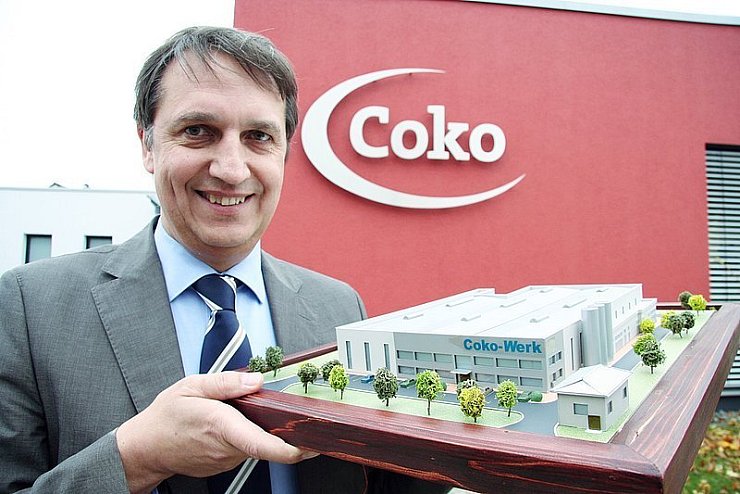 So soll sie aussehen: Vertriebsleiter Andreas Lange zeigt ein Modell der neuen "Coko"-Fabrik in der Türkei.