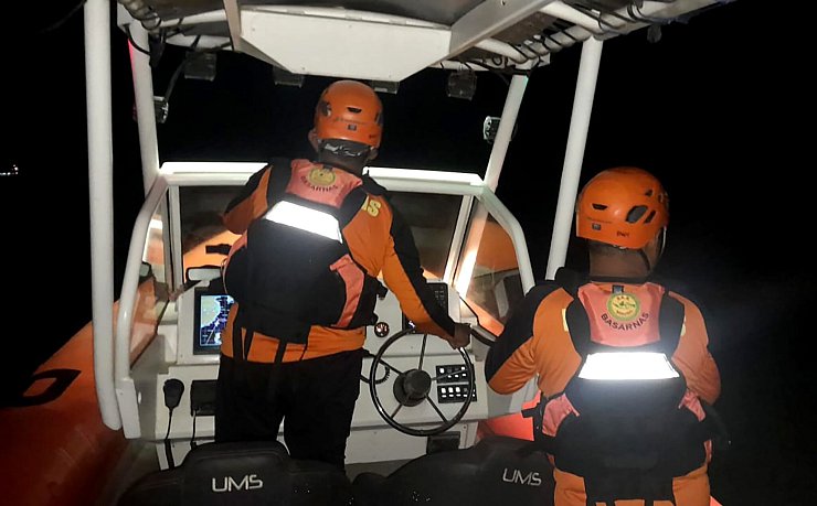 Rettungskräfte suchen nach vermissten Passagieren. - © Handout/National Search and Rescue Agency of Indonesia/XinHua/dpa