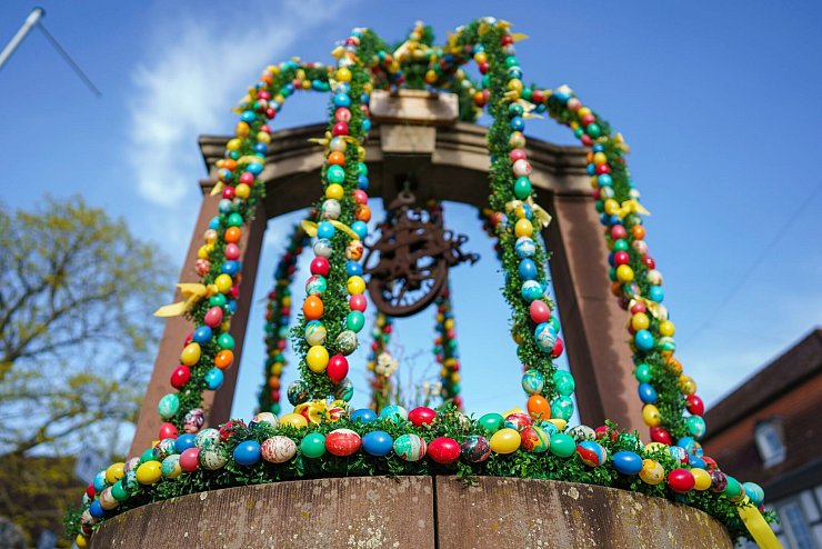 Osterbrunnen gehören in einigen Regionen Bayerns zu den Bräuchen rund ums Fest. (Archivbild) - © Andreas Arnold/dpa