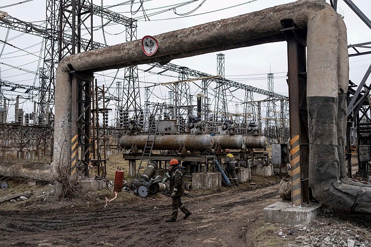 Schäden durch Raketen sorgen erneut für Stromabschaltungen in der Ukraine. (Archivbild) - © Evgeniy Maloletka/AP/dpa