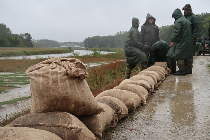 Soldaten in der Slowakei verlegen Sandsäcke, um einen Damm vorbeugend zu verstärken. - © Ondrej Hercegh/TASR/dpa