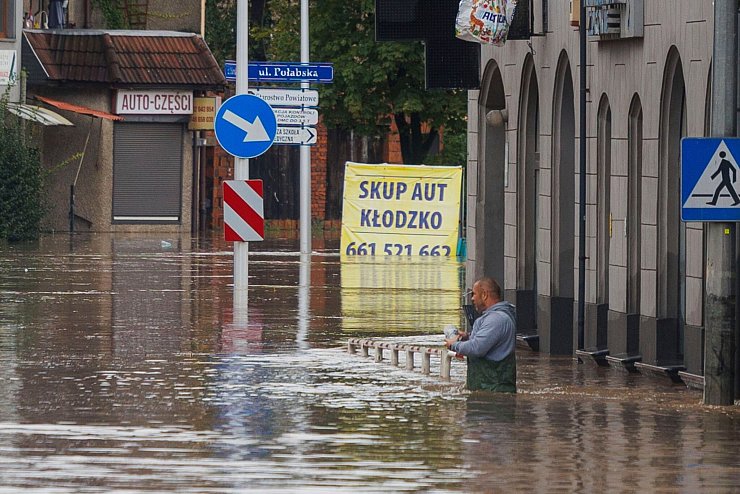 Die Hochwasserlage spitzt sich auch in Polen weiter zu, hier in Klodzko. - © Krzysztof Zatycki/AP/dpa