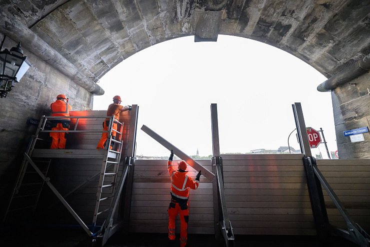 Mitarbeiter der technischen Dienste in Dresden bauen einen Schutz gegen das Hochwasser der Elbe auf. - © Robert Michael/dpa