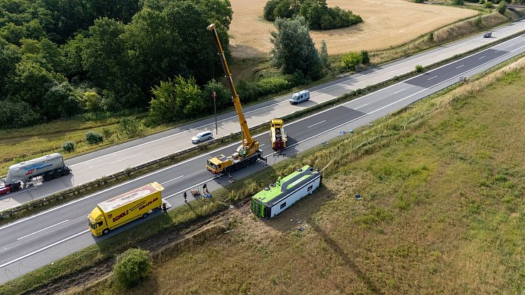 Ein Flixbus ist von der Fahrbahn abgekommen und auf die Seite gekippt. - © René Schröder/NEWS5/dpa