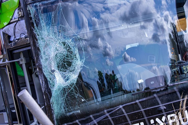 Zwei Busfahrer waren laut Polizei an Bord. - © Jens Büttner/dpa