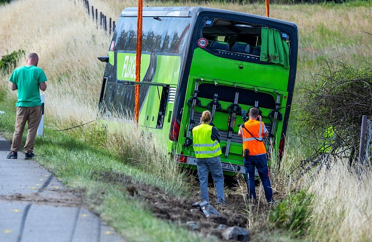 Unverletzte Passagiere sollte ein Ersatzbus nach Berlin bringen. - © Jens Büttner/dpa