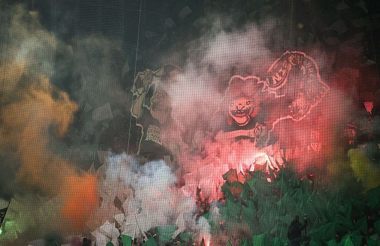Während der Partie wurde massiv Pyrotechnik gezündet. - © Christian Charisius/dpa