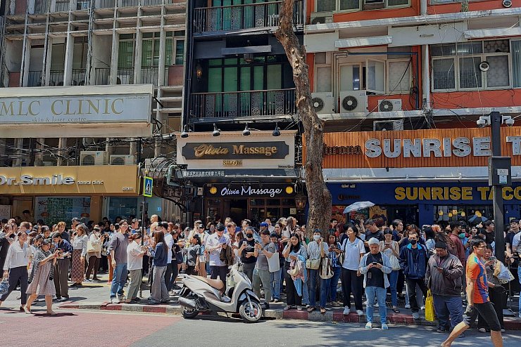 Urlaubern in Thailand rät das Auswärtige Amt nach dem Erdbeben, die Nachrichtenlage zu verfolgen und Verhaltenshinweise lokaler Behörden, von Reiseanbietern oder Hotelpersonal zu beachten. - © Chutima Lalit/AP/dpa-tmn