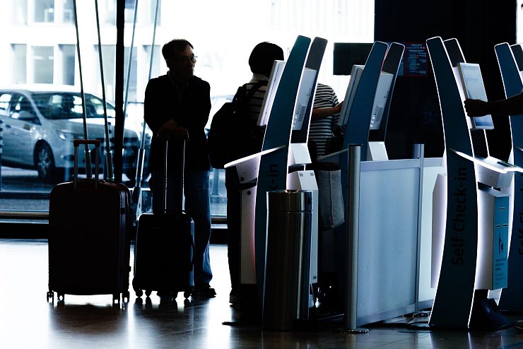 Nach einem Cyberangriff sollten Passagiere in Berlin am Flughafen eigenständig einchecken. - © Carsten Koall/dpa