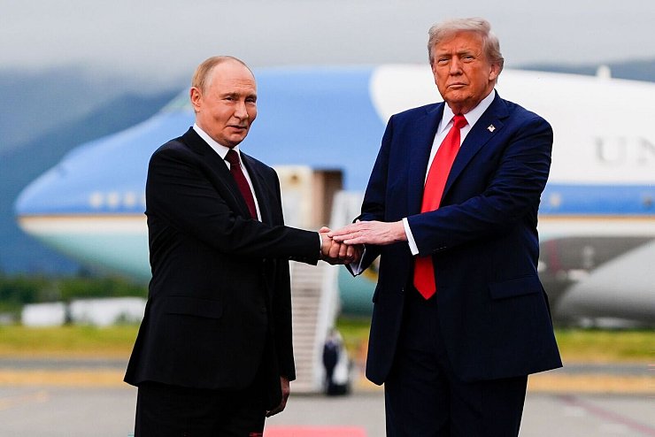 Trump holte Putin im Sommer in Alaska auf die Weltbühne zurück. (Archivbild) - © Julia Demaree Nikhinson/AP/dpa