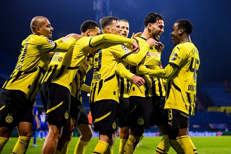 Die BVB-Profis starteten für den aktuell formstärksten Dortmunder eine Spontan- - © Tom Weller/dpa