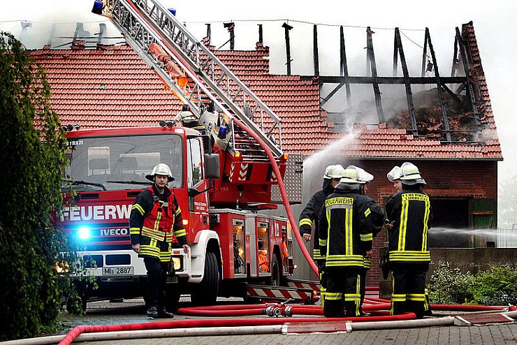 Kurz nach fünf Uhr morgens ging der Notruf nach einem Blitzschlag in dem landwirtschaftlichen Gebäude in Lübbecke-Nettelstedt ein. - © FOTO: TYLER LARKIN