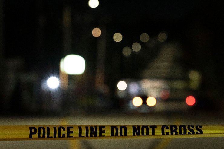 Polizisten untersuchen hinter dem Absperrband weiterhin den Tatort. - © Matt Rourke/AP/dpa