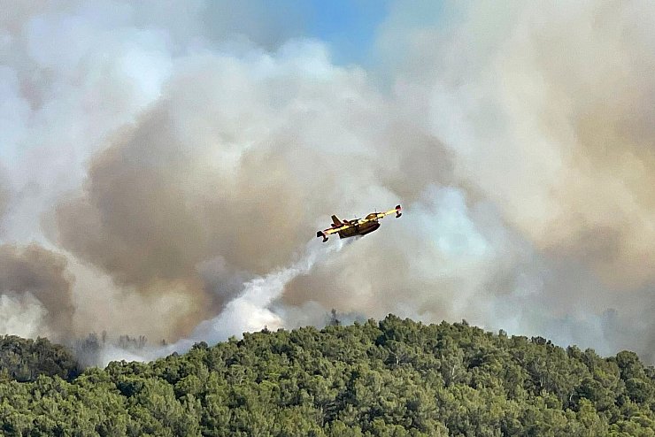 Die Löscharbeiten aus der Luft wurden am Morgen wieder aufgenommen. - © Uncredited/Securite Civile/AP/dpa