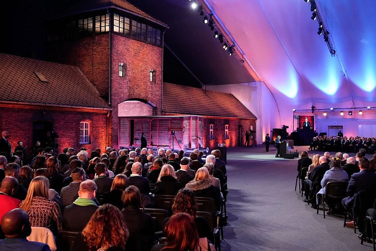 Der Holocaust-Überlebende Marian Turski spricht während der Gedenkfeier zum 80. Jahrestag der Befreiung des ehemaligen deutschen Konzentrations- und Vernichtungslagers Auschwitz-Birkenau. (Foto aktuell) - © Czarek Sokolowski/AP/dpa